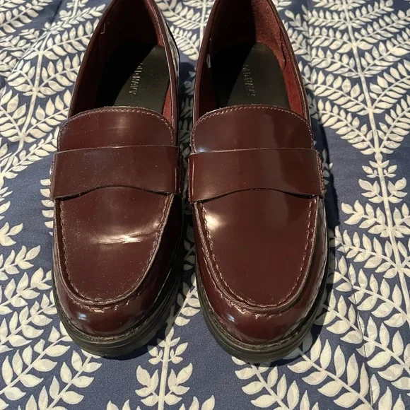 Old Navy Faux Leather Chunky Heel Loafers - Picture 5 of 6